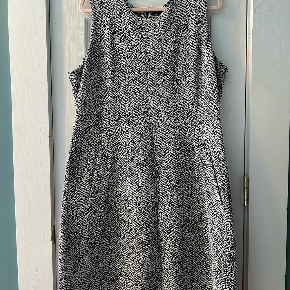 Lands' End Black and White Sleeveless Midi Dress
